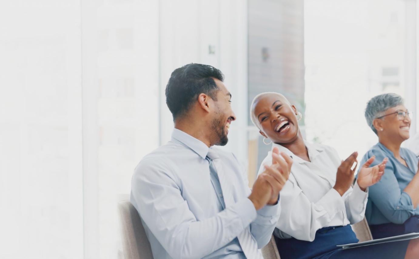 Participant la curs lucrând la un raport financiar detaliat pe laptop