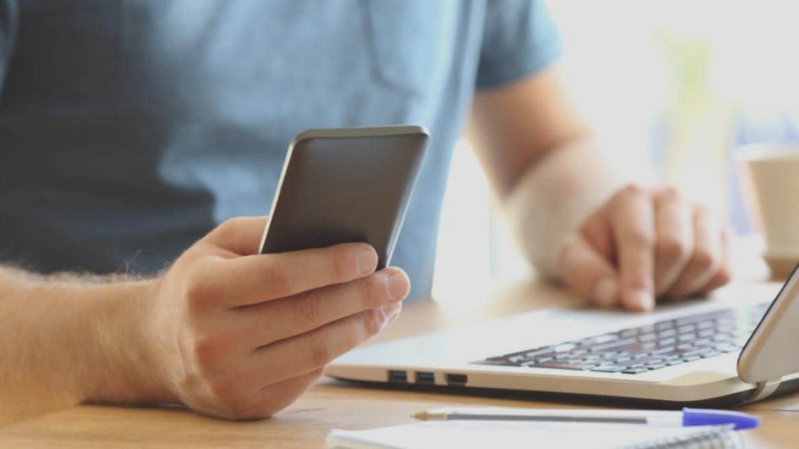 Spațiu de lucru organizat cu documente financiare și calculator pentru raportare bugetară precisă