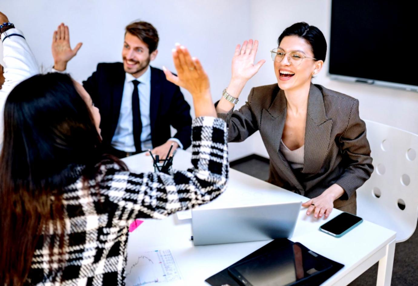 Dashboard cu grafice financiare detaliate și analize comparative