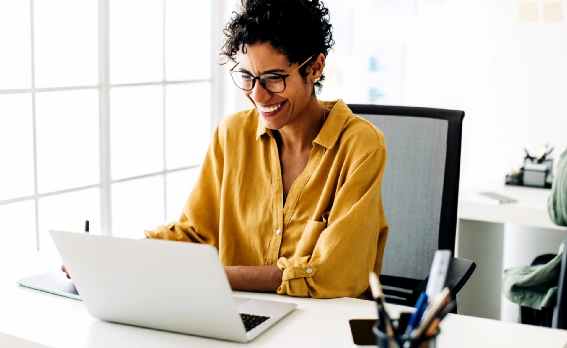 Raport financiar detaliat afișat pe laptop cu grafice și tabele