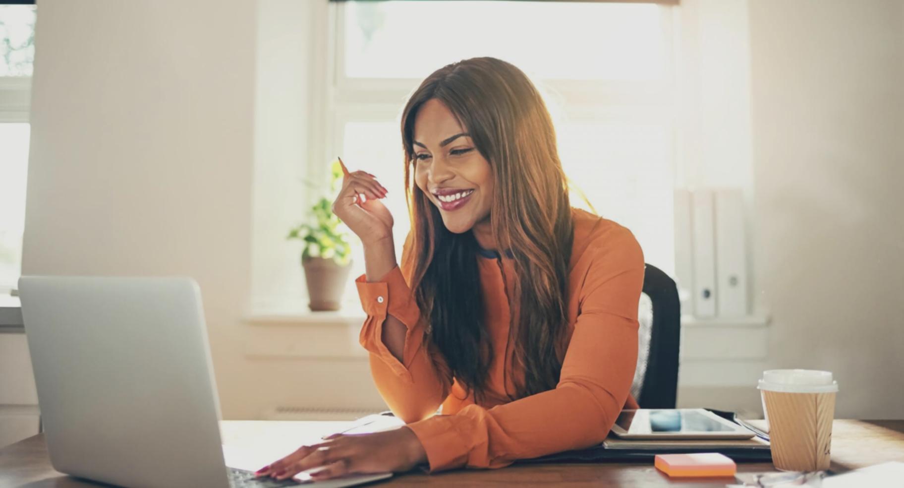 Echipă de specialiști analizând rapoarte bugetare pe tablete și laptopuri