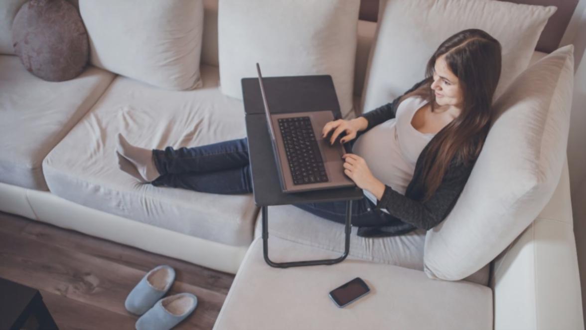 Specialist financiar verificând rapoarte bugetare detaliate pe ecrane multiple