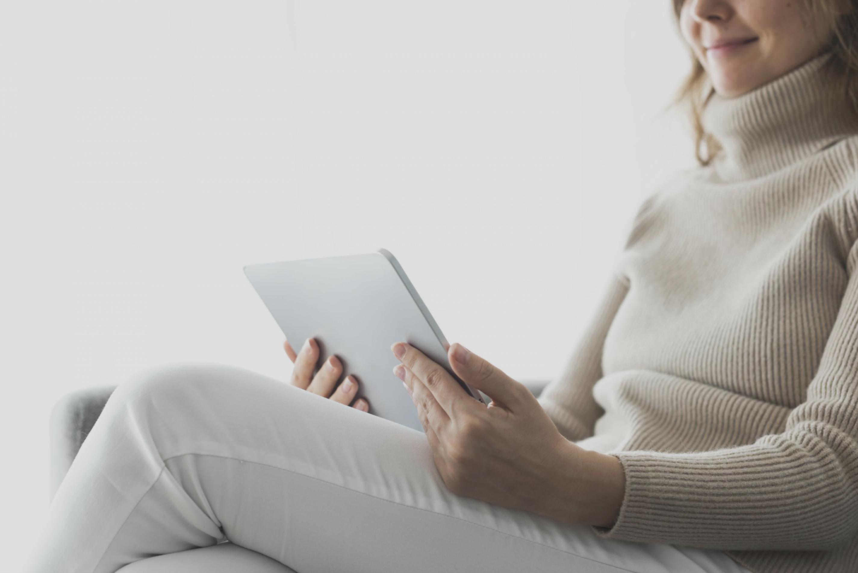 Manager financiar prezentând analize bugetare pe tablă interactivă